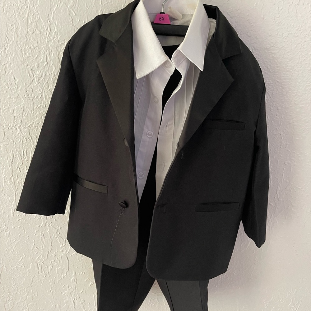 Black Blazer Jacket with Classic Tailoring